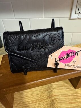 NWT Betsey Johnson Luv Betsey Black Floral Stiche Quilted Envelope Wallet